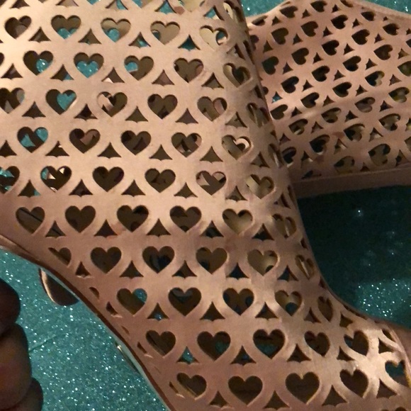 Betsey Johnson peep nude hearts satin 8 - Picture 4 of 8